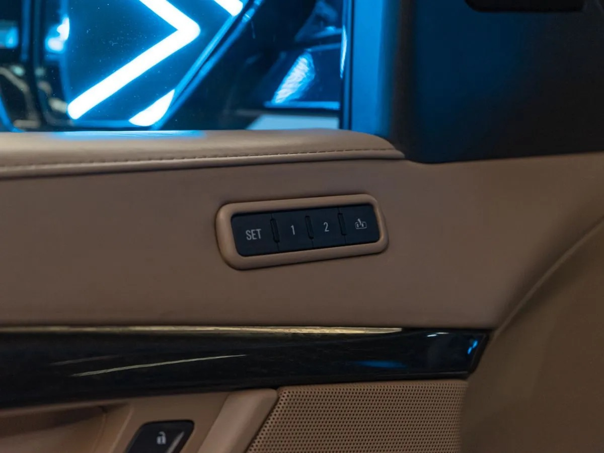 Cadillac Escalade 2018, (Темно-Синий) с пробегом 159 300 км в Новосибирске